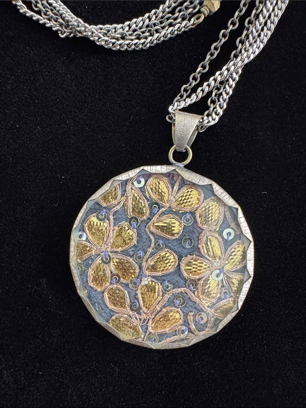 Presh Sari Pendant Necklace with Elegant Long Chain - Picture 3 of 9